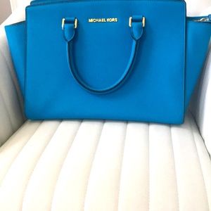 LIKE NEW MICHAEL KORS BLUE PURSE